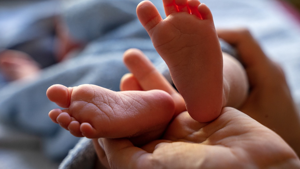 HERÓI DA VIDA REAL: Policial salva bebê de 8 dias engasgado com leite materno