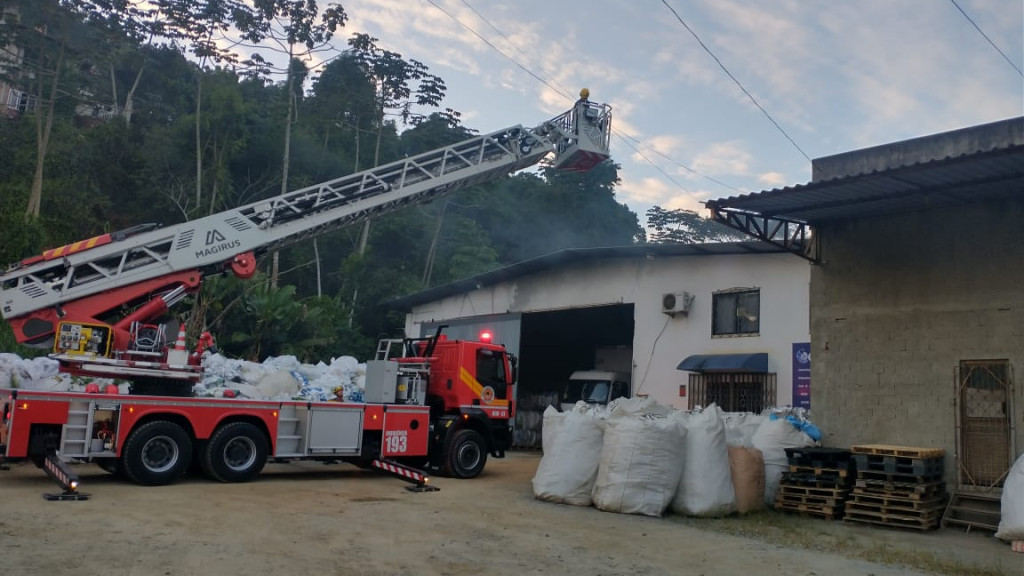 Incêndio atinge galpão de empresa de plásticos em Camboriú