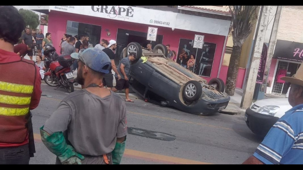 VÍDEO: Carro capota após acidente e quase mata trabalhadores