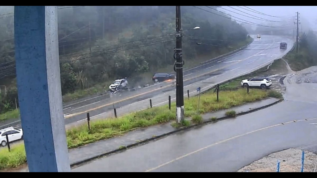 VÍDEO: Câmera flagra colisão frontal entre dois carros na SC-280
