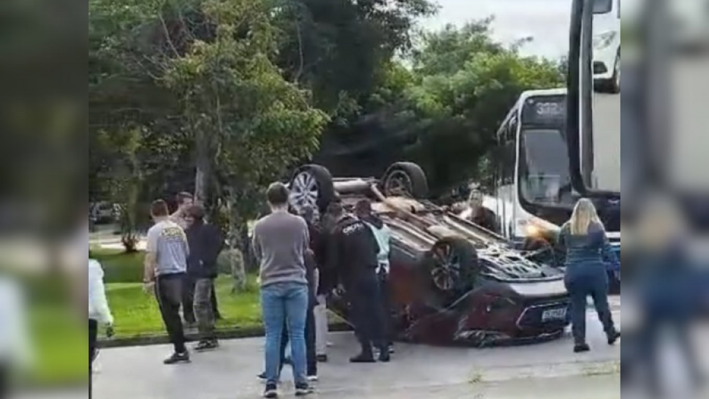 Carro capota após acidente em Florianópolis