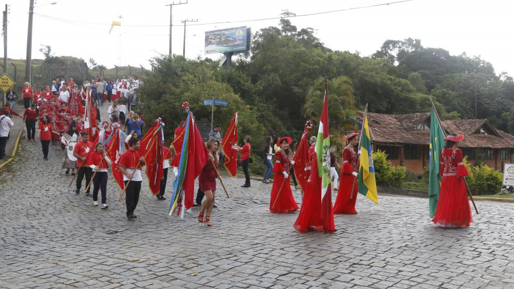 Bombinhas celebra a fé com Festas do Divino Espírito Santo