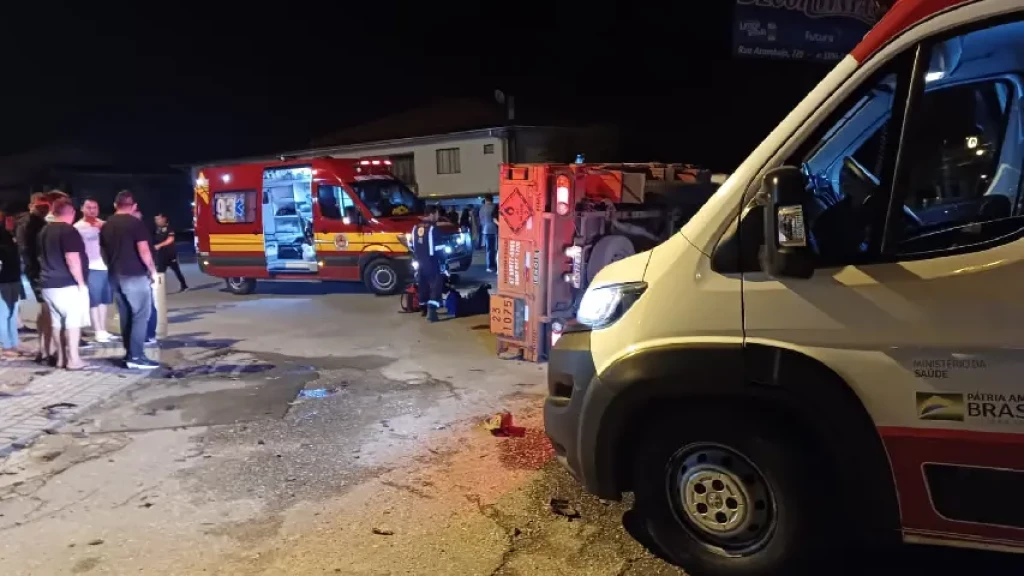 Trabalhador morre após caminhão de gás tombar em colisão com caminhonete