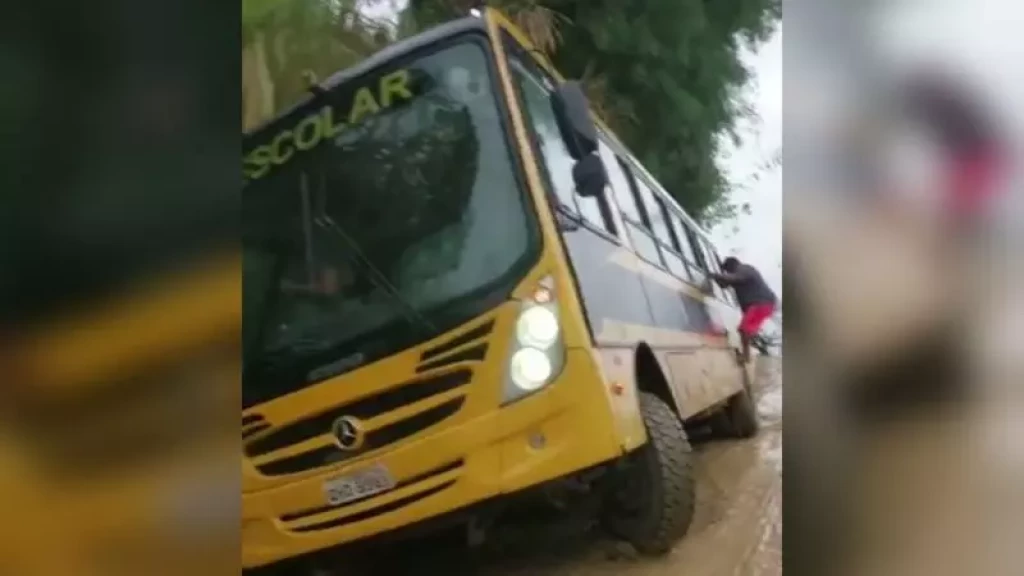 Ônibus escolar tomba com 24 crianças e quase cai de um barranco no Litoral Norte de SC