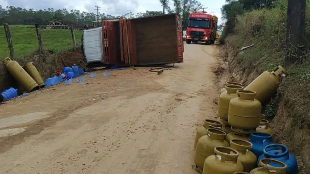 Caminhão carregado com gás e água tomba e deixa motorista ferido