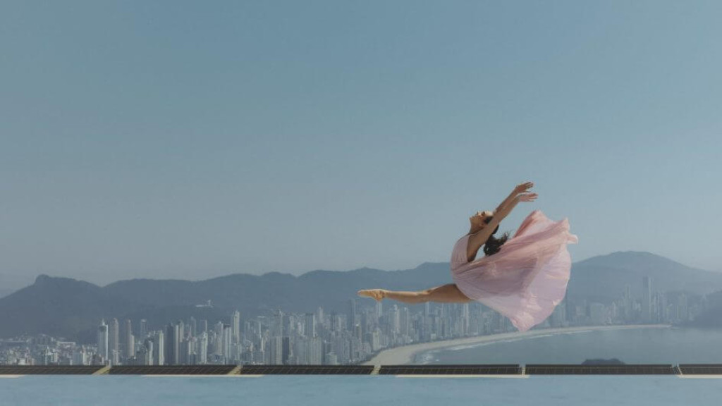 Dança nas Alturas: Bailarina se apresenta no edifício mais alto de Balneário Camboriú