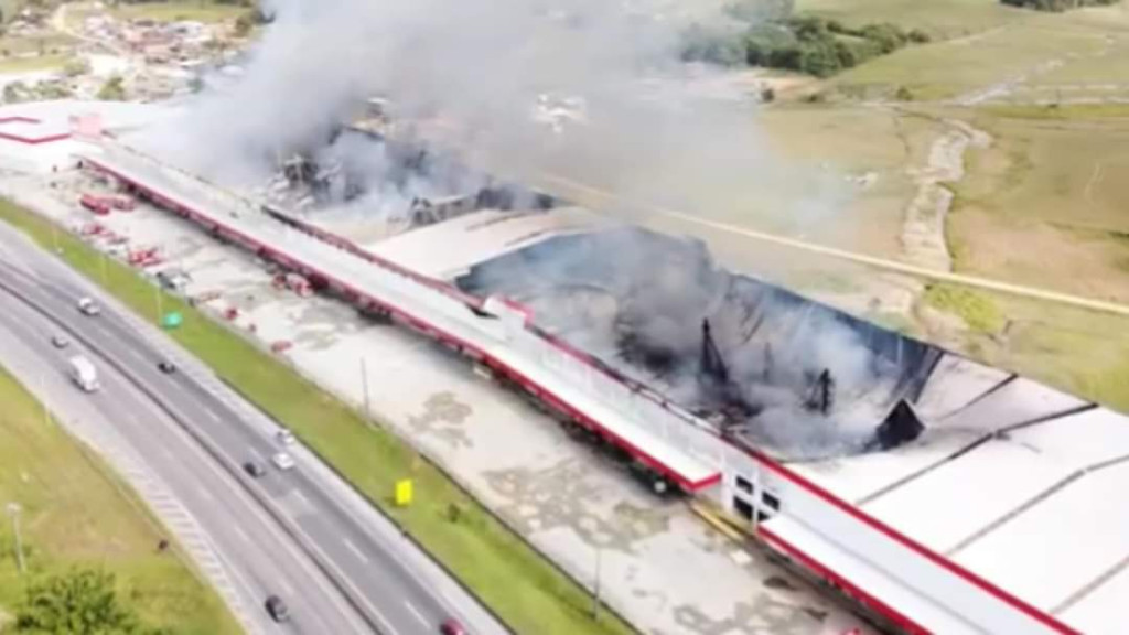 Incêndio em galpão logístico causa prejuízo estimado em até R$ 200 milhões em Barra Velha