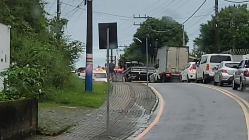 Mulher morre após colisão entre carro e moto em Porto Belo