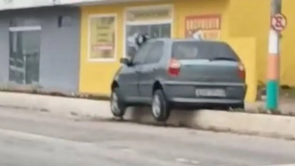 Motorista cochila ao volante e sobe em canteiro de avenida em Camboriú