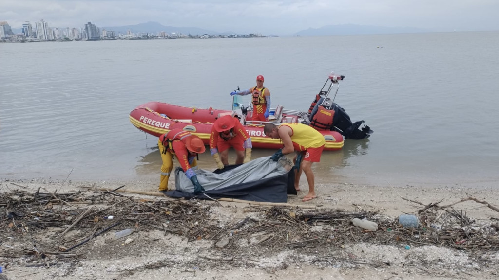 URGENTE: Corpo encontrado boiando em praia de Florianópolis choca banhistas