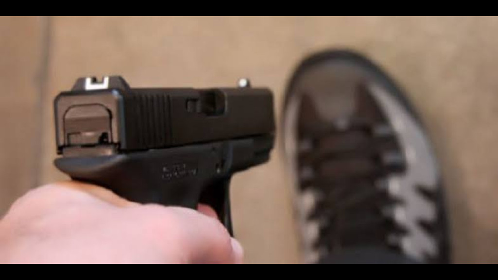 Homem dá tiro no próprio pé enquanto "brincava com a arma" em SC