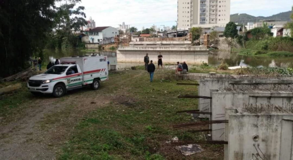 Corpo é encontrado boiando em rio na cidade de Itajaí