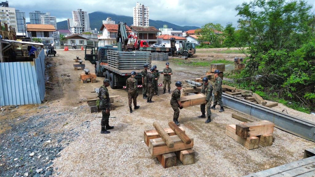 Quase um ano depois, exército chega para construir ponte entre Porto Belo e Itapema