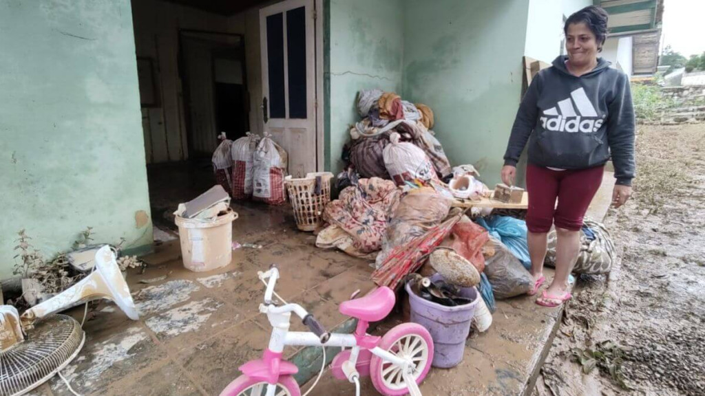 Moradores tentam recuperar bens após enchente no Alto Vale do Itajaí