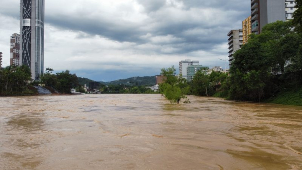 Mesmo com redução, rio Itajaí-Açu segue em alerta máximo