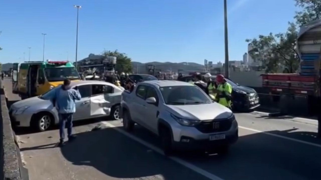 Colisão entre carros e caminhão deixa trânsito lento na BR-101, em Balneário Camboriú