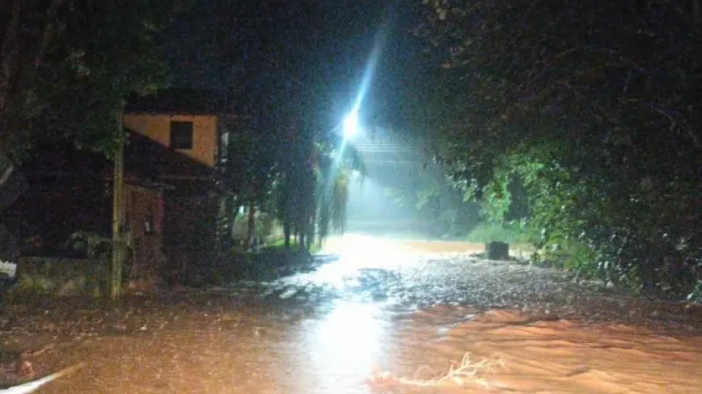 Bombeiros resgatam gestante em meio à enxurrada durante forte chuva em SC