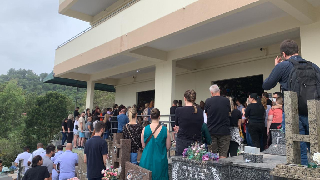 Velórios e homenagens marcam dia após atentado em creche de Blumenau