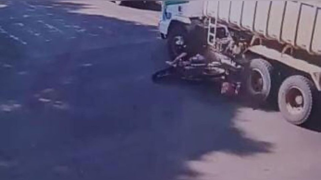VÍDEO: Motociclista é atirado para debaixo de caminhão e escapa vivo em SC
