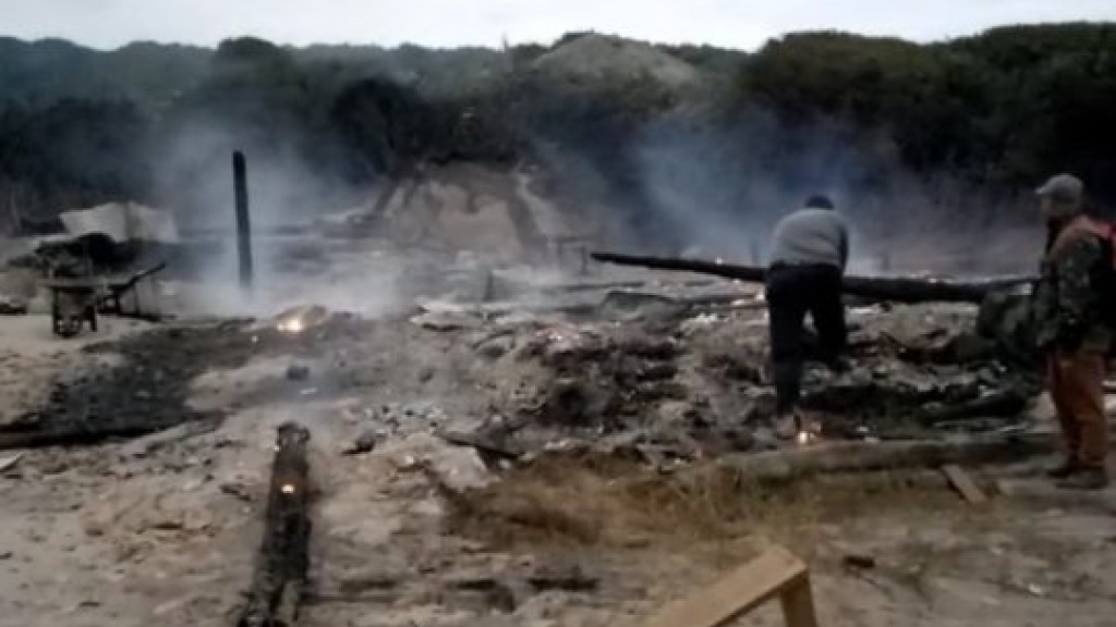 TRISTEZA: Incêndio destrói rancho de pesca em plena safra da tainha, em Florianópolis