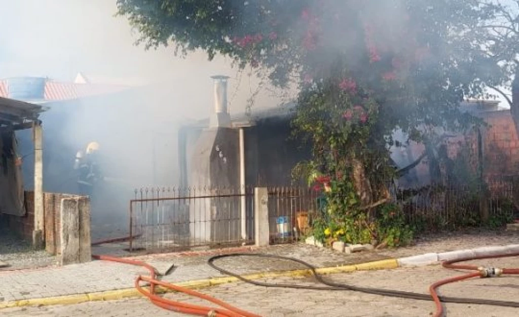 Homem coloca fogo em residência na cidade de Itapema