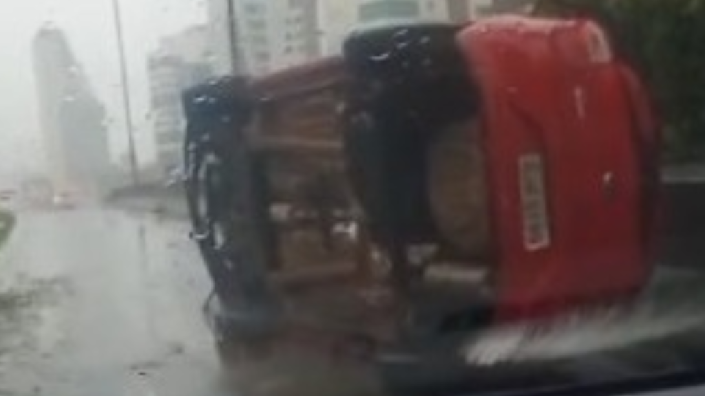 Veículo capota na marginal da BR-101 durante chuva em Itapema