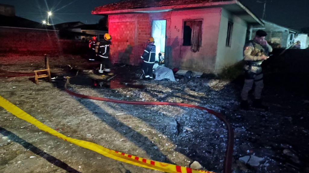 Incêndio em casa deixa uma vítima fatal em Palhoça