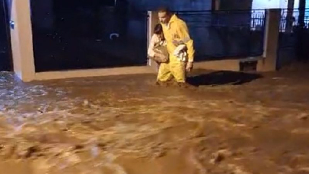 Chuva causa alagamentos e famílias são retiradas de casas em SC