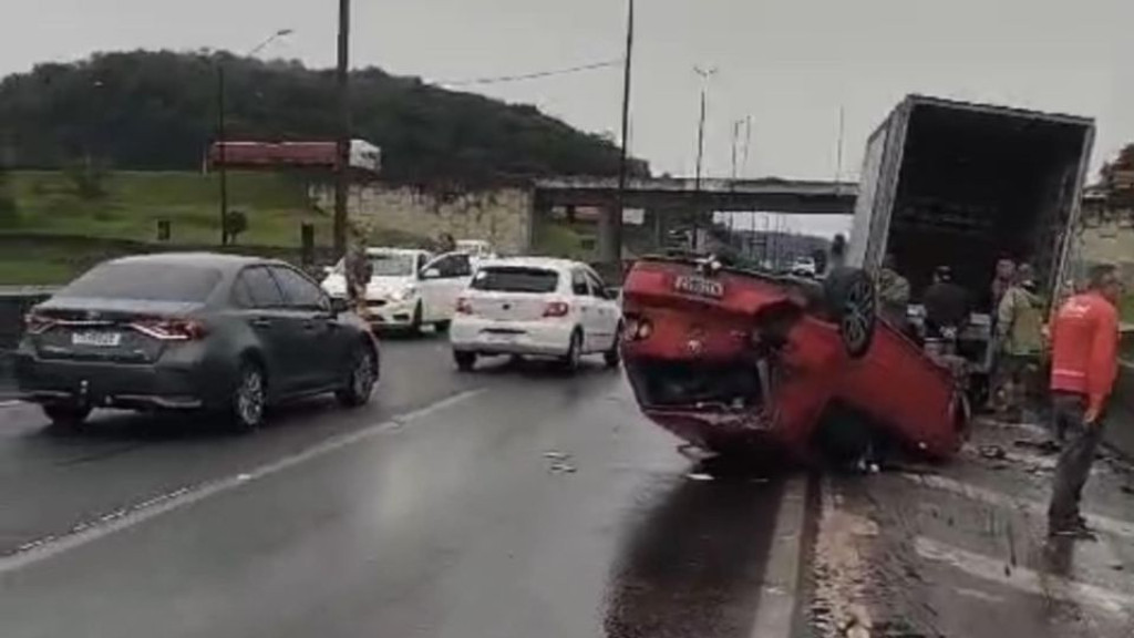 Carro capota após gravíssimo acidente na BR-101