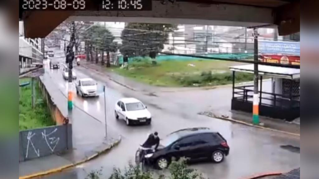 Motorista atropela ciclista e foge sem prestar socorro, em Camboriú