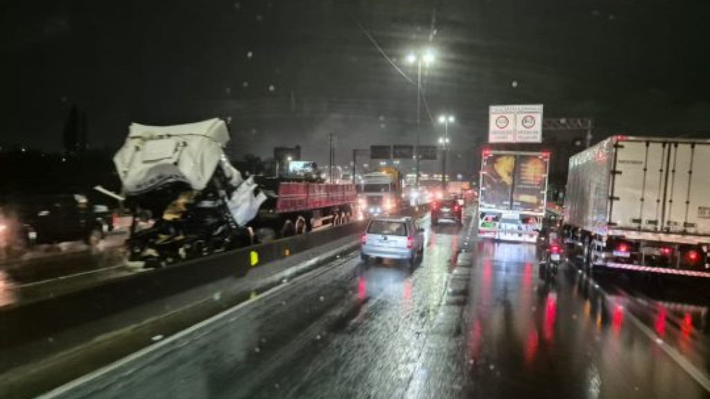 Acidente causa bloqueio na BR-101 e provoca congestionamento em São José