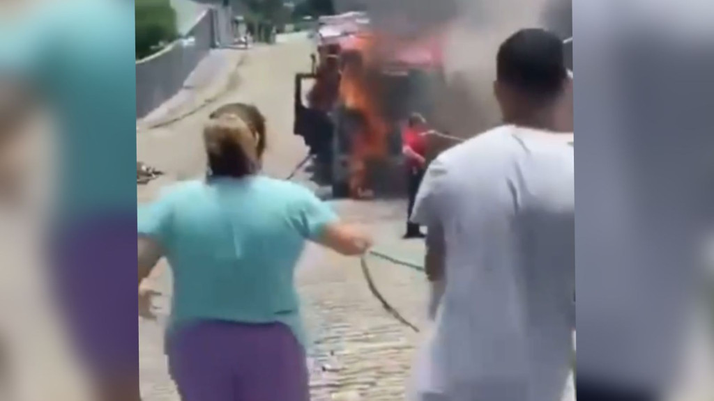 Caminhão dos bombeiros pega fogo durante resgate de cobra em SC