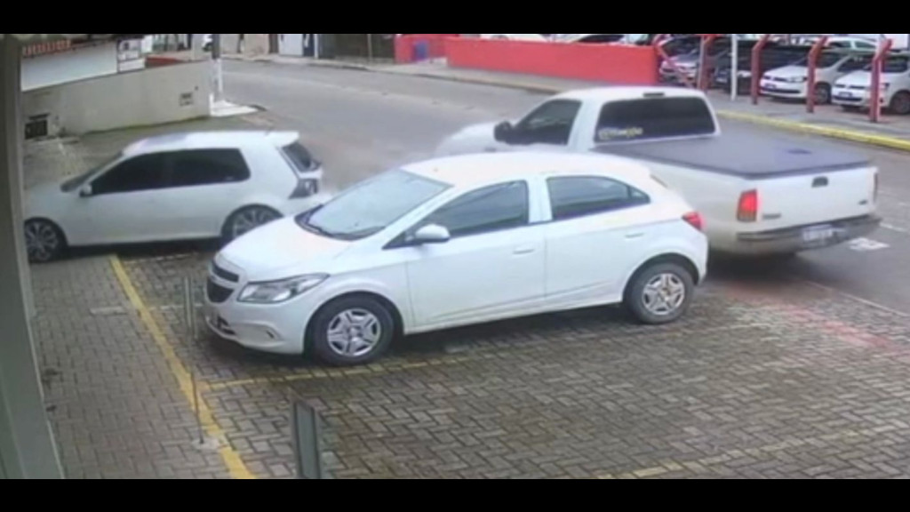 VÍDEO: Caminhonete perde o controle e atinge carros estacionados em Tijucas