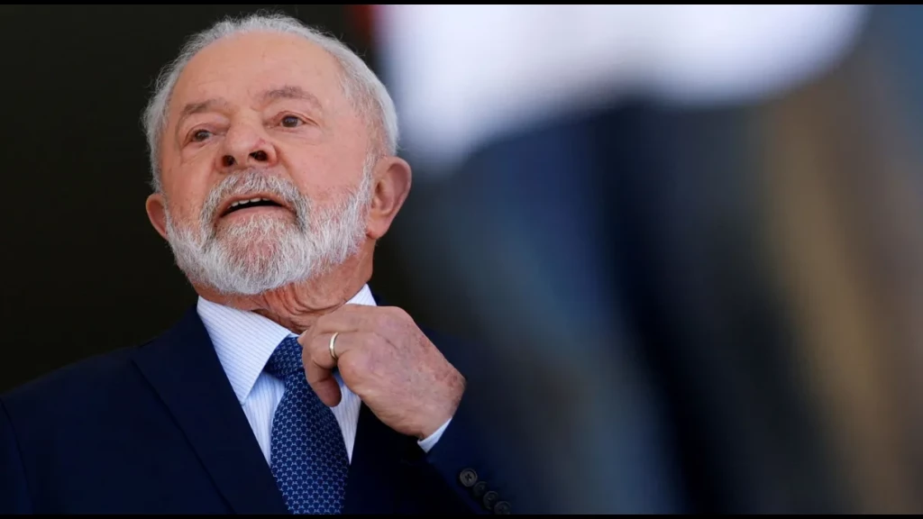 Lula pode receber alta após cirurgia no quadril ainda neste domingo, diz boletim