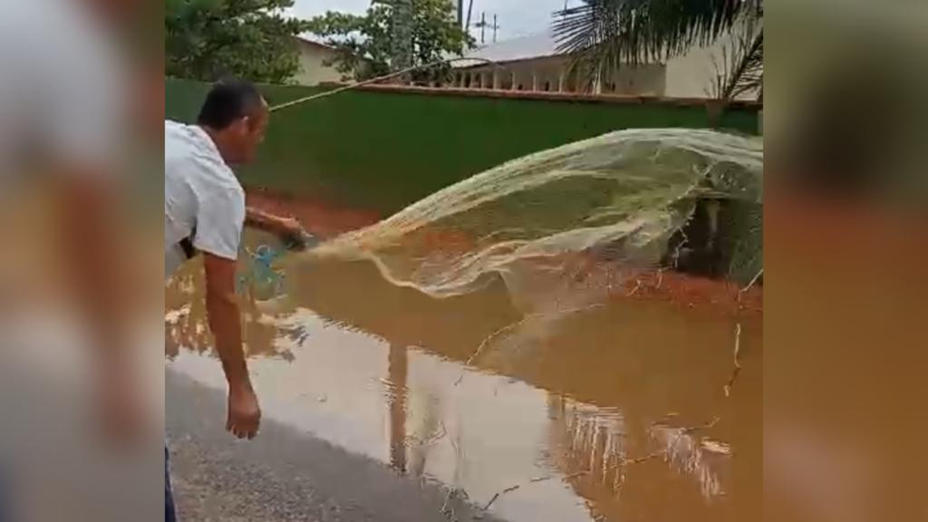 Moradores de Tijucas fazem pescaria em buraco: “choveu, alagou”