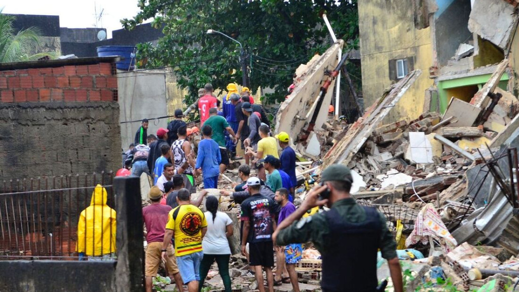 Desmoronamento de prédio deixa diversas vítimas no Recife