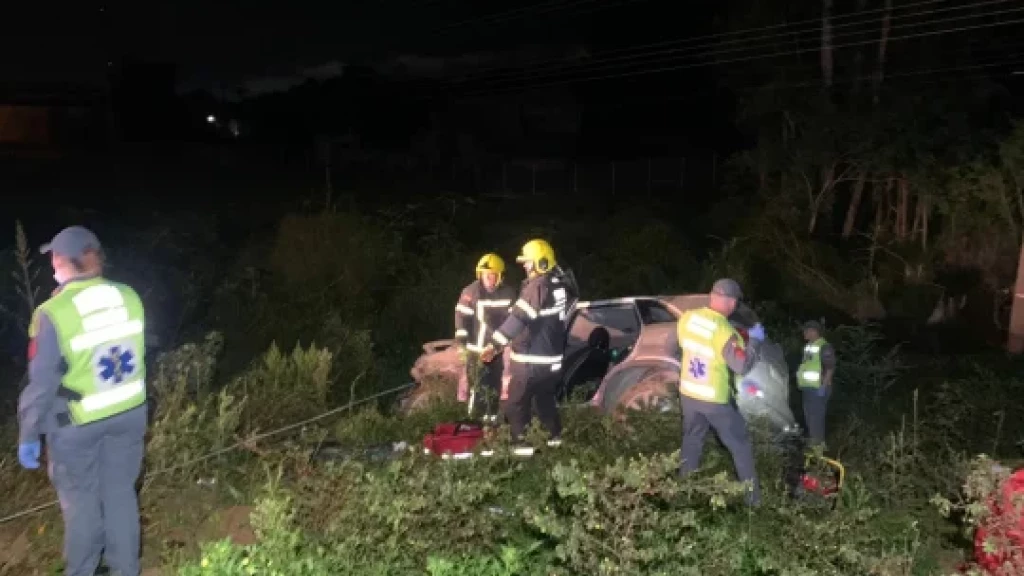 Capotamento destrói carro e deixa duas vítimas feridas na BR-470