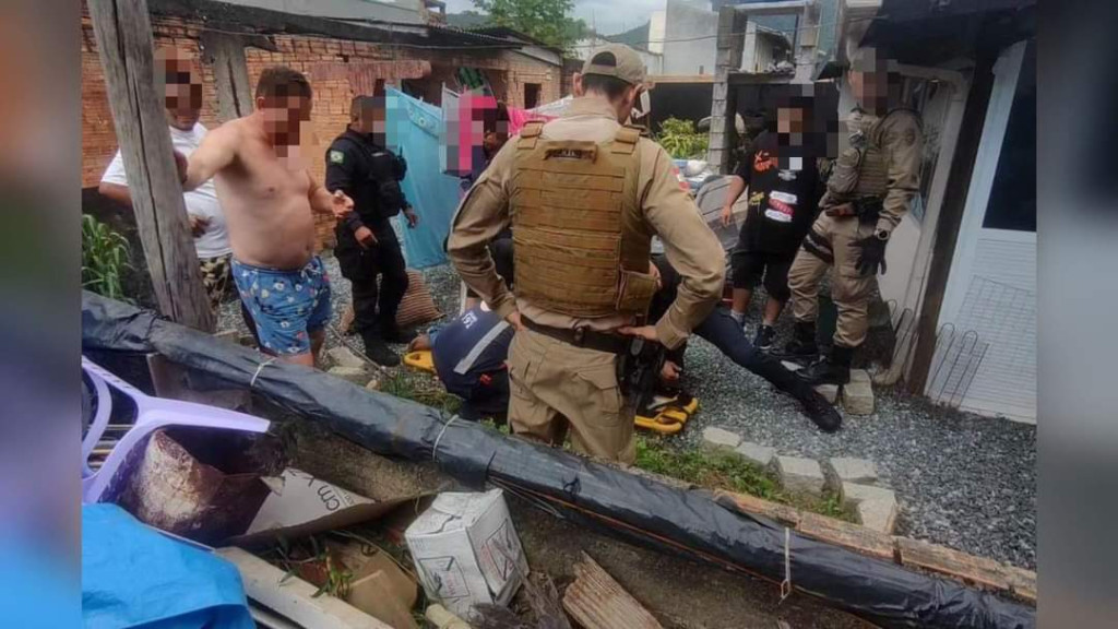 Homem em surto psicótico sobe em telhados de casas em Porto Belo