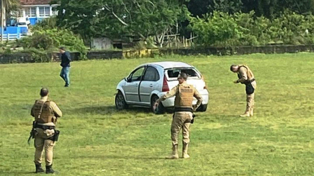 Homem é morto com mais de 20 tiros dentro de veículo