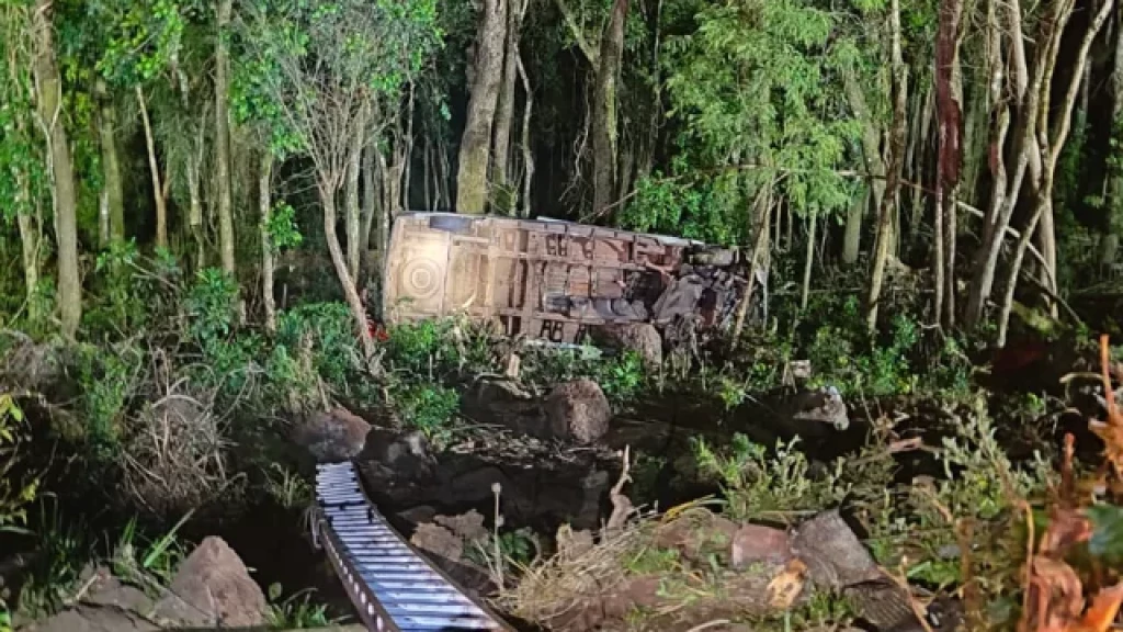 Tragédia na SC-390: Carro e van despencam em ribanceira e deixam sete feridos