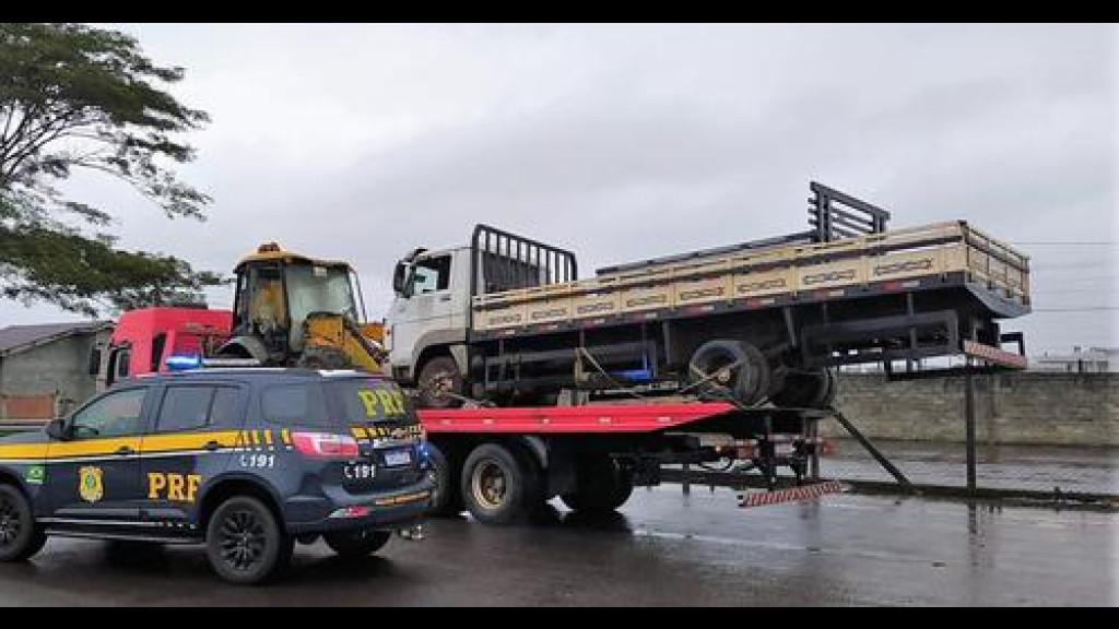 PRF flagra guincho transportando caminhão fora da carroceria na BR-101