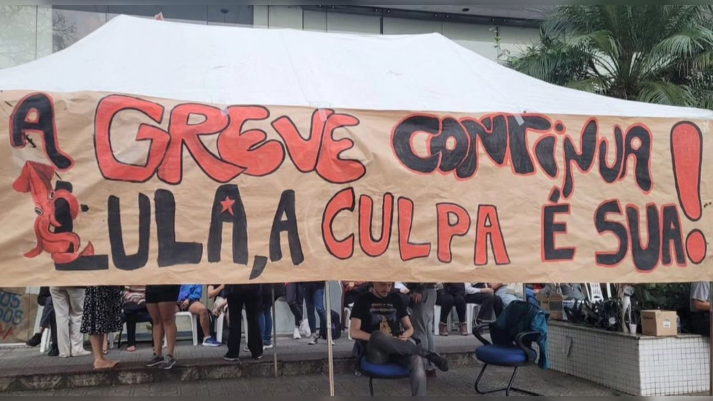 “Lula a culpa é sua”: greve da educação fecha as entradas da UFSC