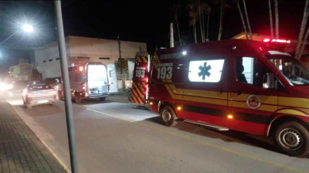 Motoboy tem fratura exposta após colisão com veículo, em Tijucas