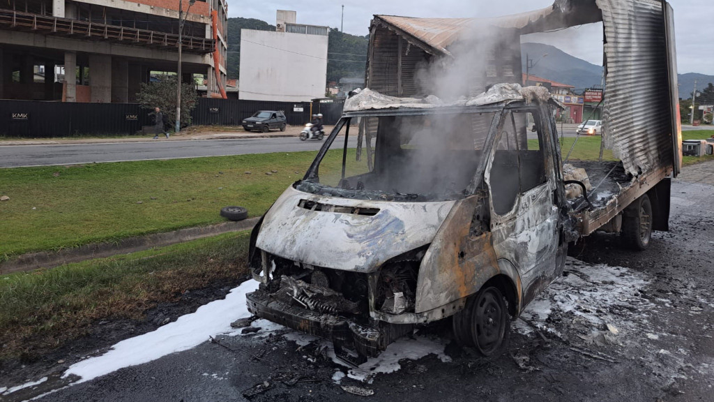 Veículo fica irreconhecível após incêndio na BR-101, em Itapema