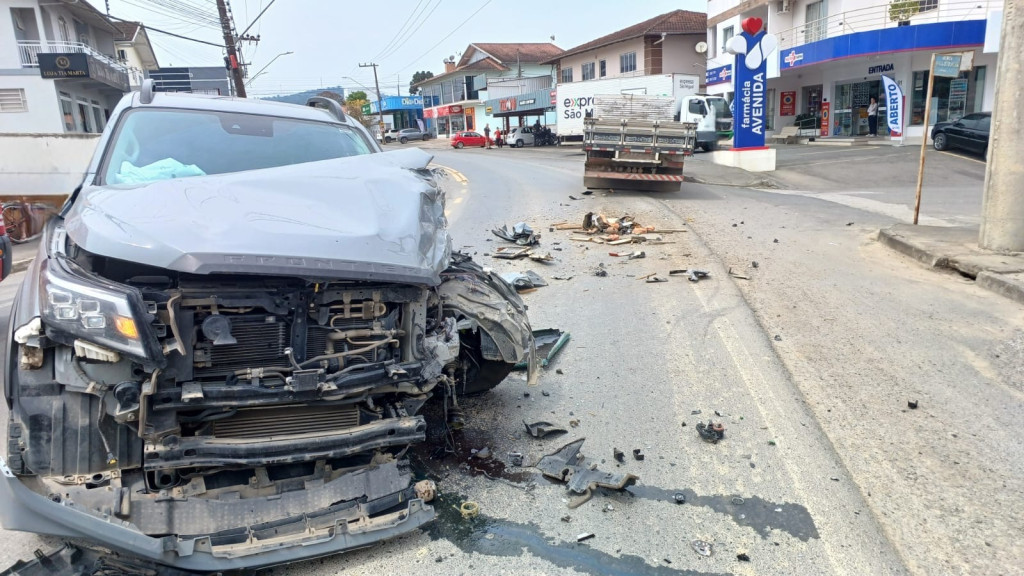 Colisão frontal entre caminhão e caminhonete deixa ferido em Taió