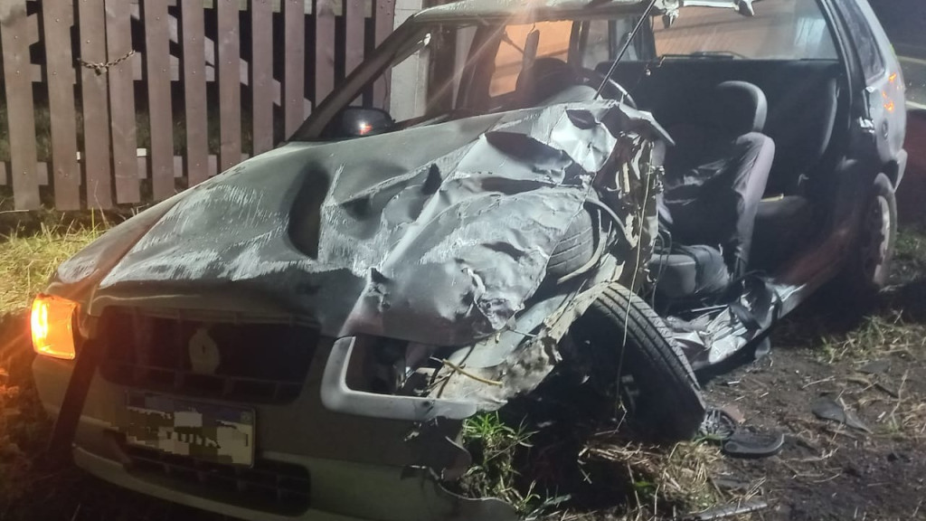 Gravíssimo acidente deixa motorista preso às ferragens em São João Batista
