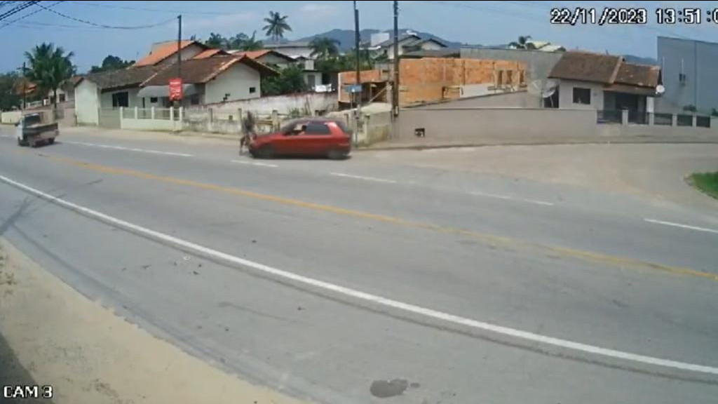 Condutora de veículo atropela adolescente em acostamento de rodovia em SC
