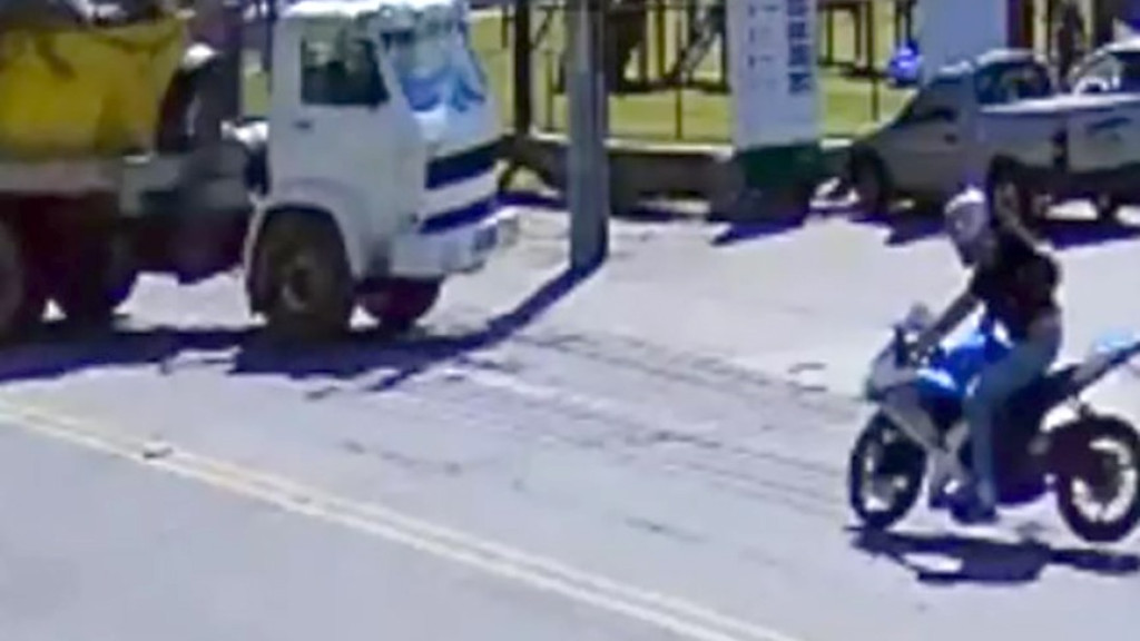 Câmera mostra acidente que matou motociclista após colisão com caminhão