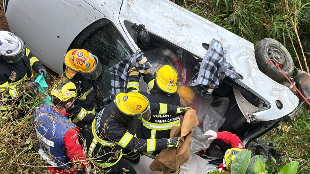 Professora perde o controle do carro e cai de ponte em Joinville