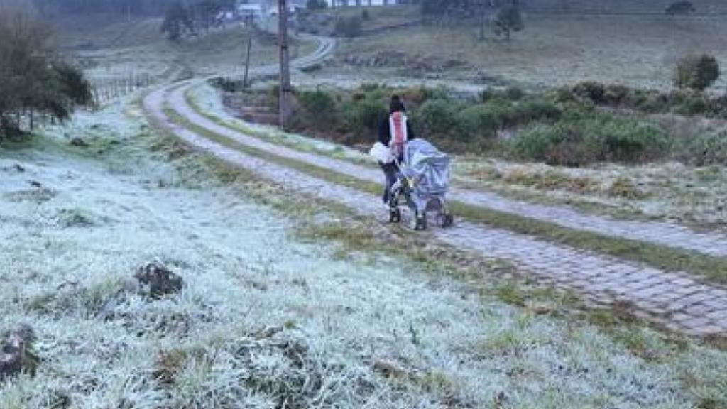 Mãe empurra carrinho de bebê a -4.8ºC para cumprir jornada de trabalho na Serra Catarinense